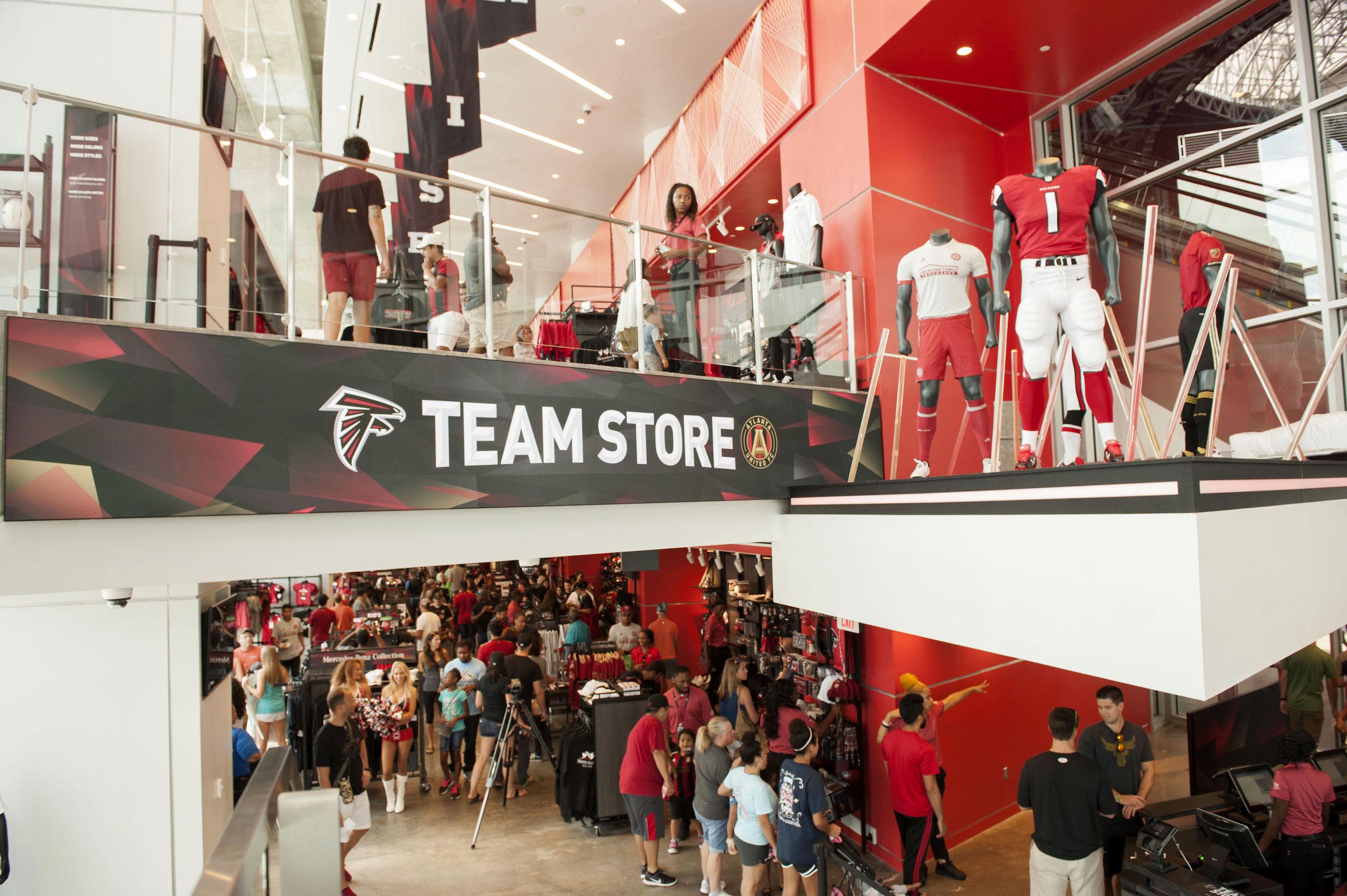 MBS_TeamStoreOpening_GB_012307_0019